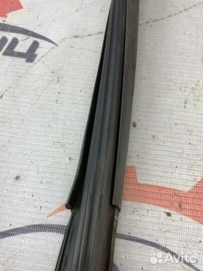 Уплотнитель стекла двери задний правый Peugeot 307