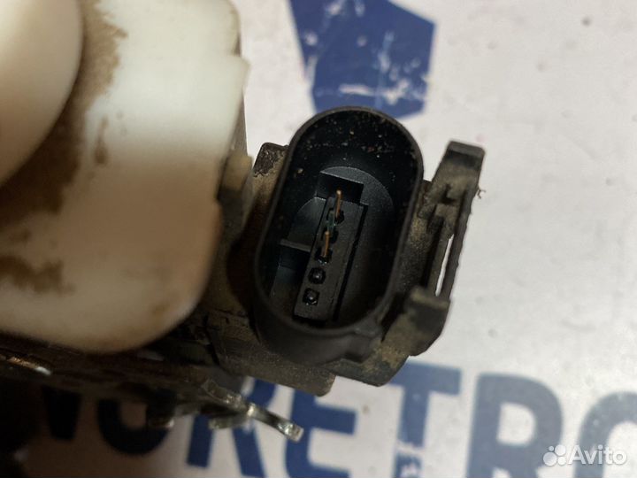 Замок двери передний левый Audi 8D1837015F