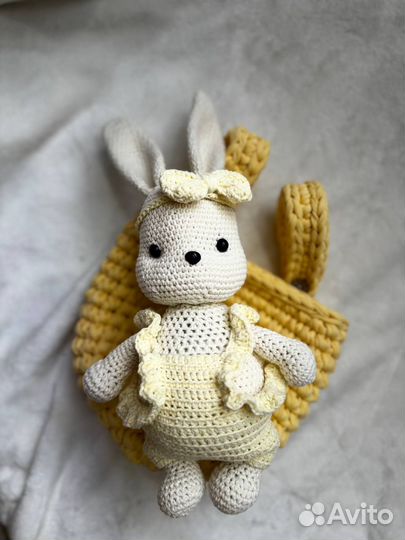 Вязанный зайка и подвесная корзинка на кроватку