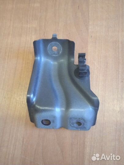 Кронштейн крепления крыла передний правый Honda