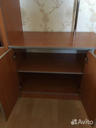 Угловой шкаф с зеркалом, стеллажом и тумбой