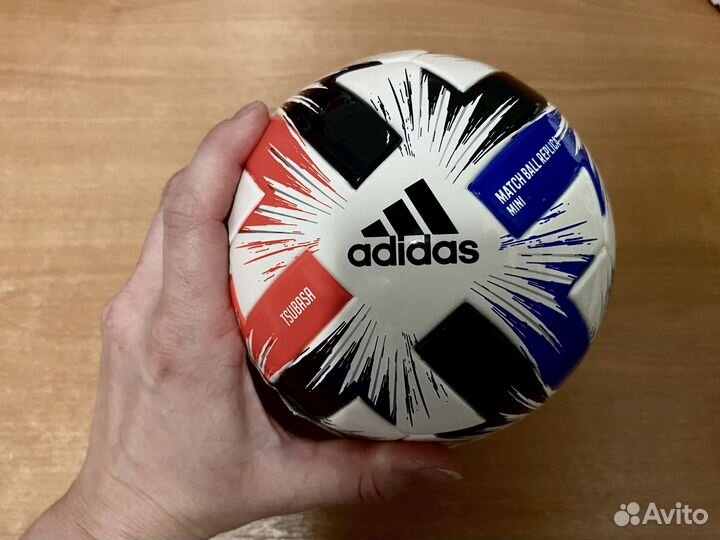 Футбольный мяч adidas tsubasa