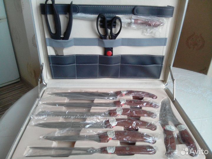 Набор ножей и вилок в чемодане - 