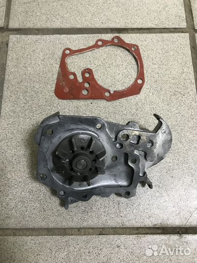 Помпа насос водяной Renault Logan