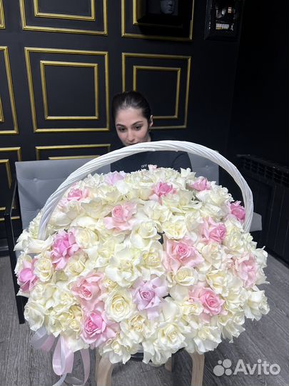 Цветы огромная корзина 101 роза