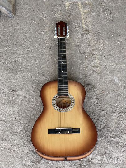 Акустическая гитара