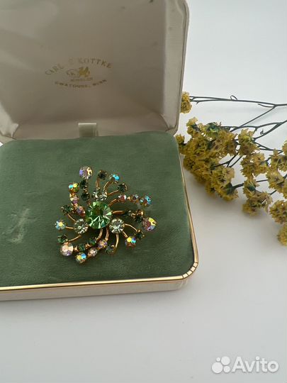 Брошь винтаж Austria изумруд урановое стекло
