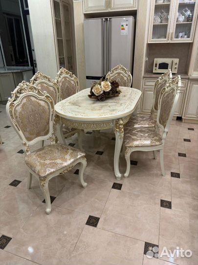 Стол и стулья