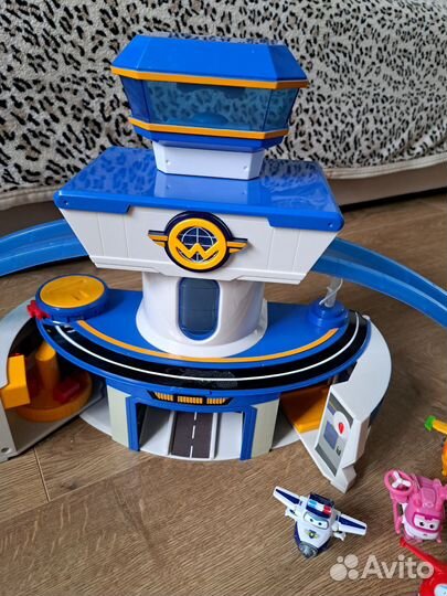 Супер крылья база и 10 самолетиков