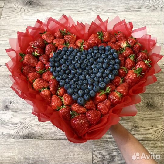 Букет сердце из клубники и голубики