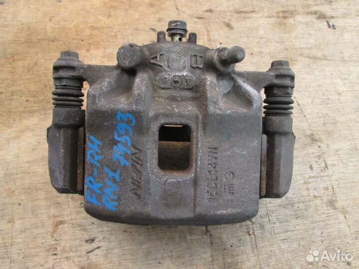 Суппорт передний правый Honda Stream RN1 D17A