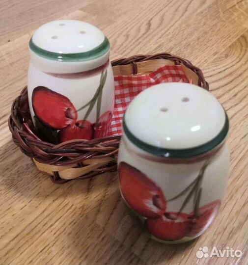 Набор: солонка и перечница в плетеной корзинке