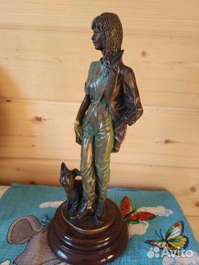 Статуэтка Девушка с собакой