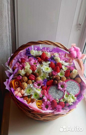 Корзина с ягодами, орехами и цветами