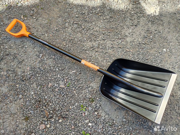 Лопата для снега Fiskars Solid 1052525