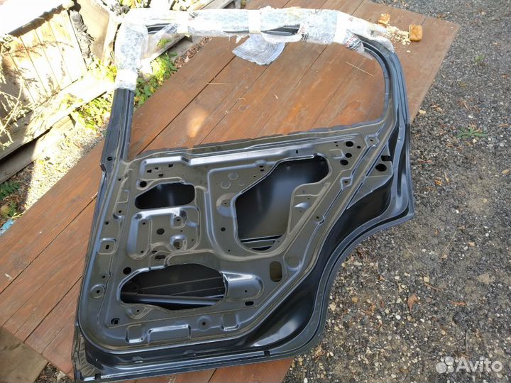 Задняя правая дверь almera n16 HB
