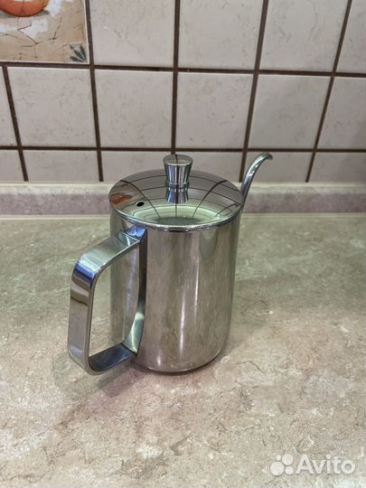 Чайник с длинным носиком