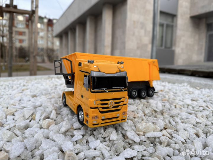 Игрушка фура на радиоуправлении