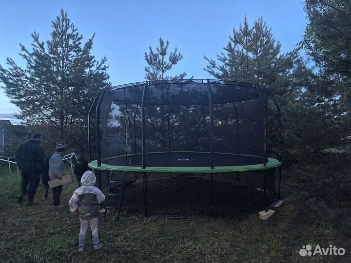 Батут с защитной сеткой для дачи