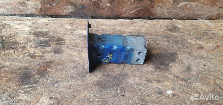 Кронштейн усилителя переднего бампера правый Opel