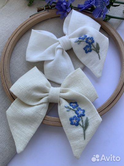 Бантик с вышивкой незабудка