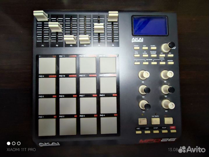 Akai midi контроллер