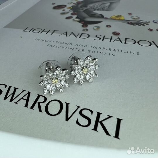 Swarovski серьги ромашки белые пусеты