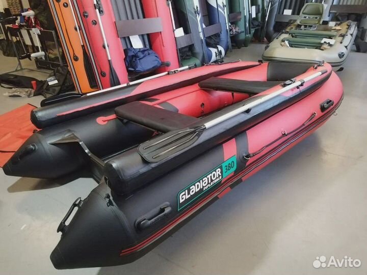Лодка Gladiator E 380 X; красно-черная