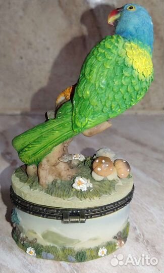 Шкатулка статуэтка