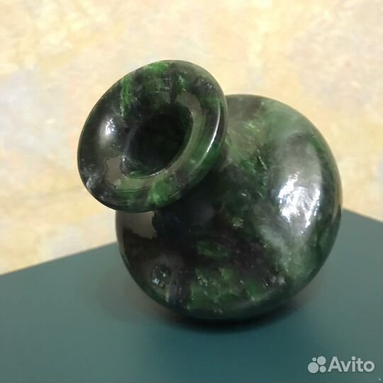 Ваза нефритовая