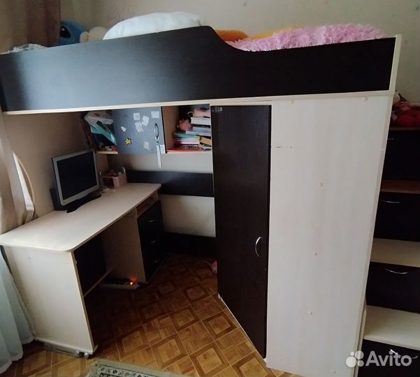 Детская кровать чердак со столом и шкафом