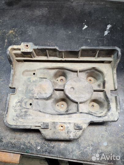 Площадка под АКБ Volkswagen golf 4