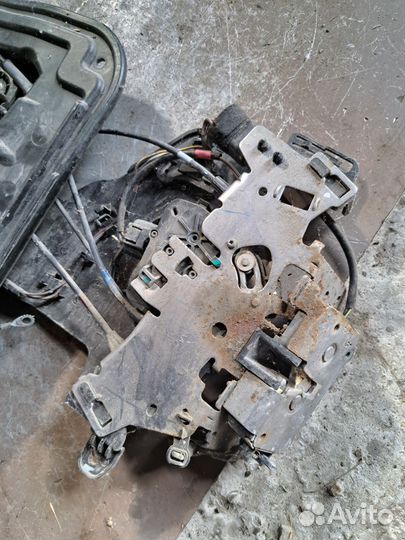 Замок двери задний правый Dodge Caravan