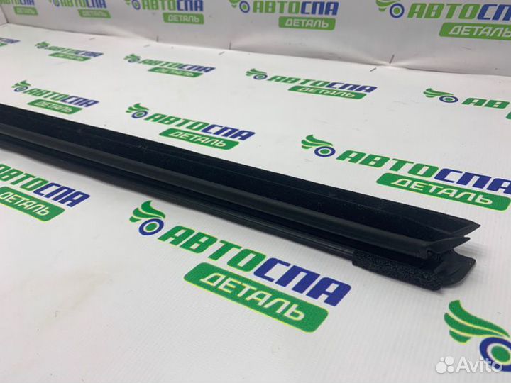 Уплотнитель двери стекла передний левый Mazda 3Bp