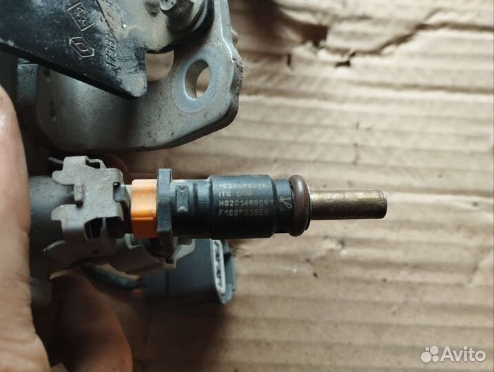 Топливная рампа с форсунками на Renault Duster 1.6