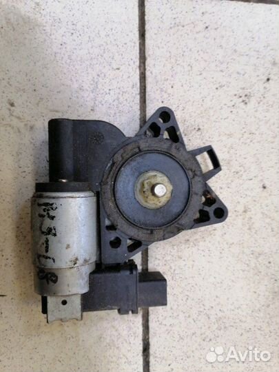 Мотор стеклоподъемника передний правый Mazda