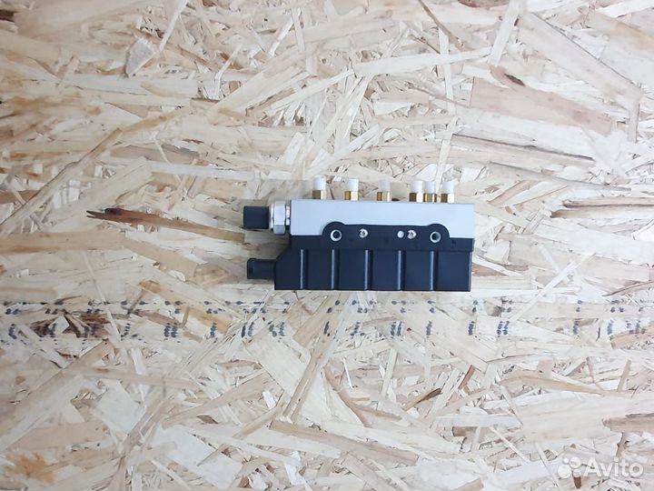 Блок клапанов пневмоподвески Mercedes W220