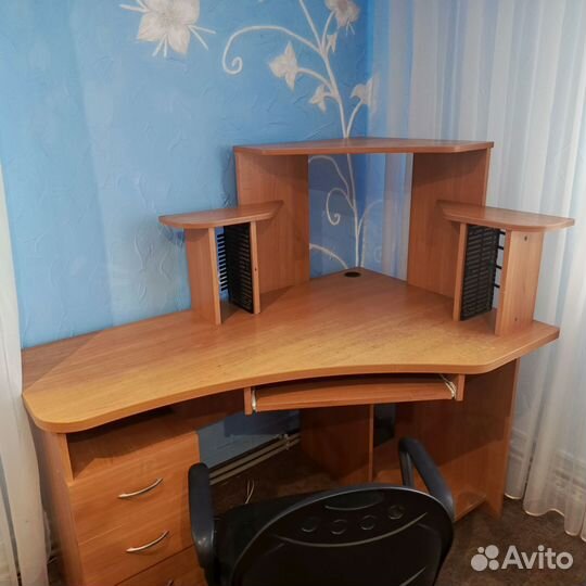 Компьютерный стол угловой