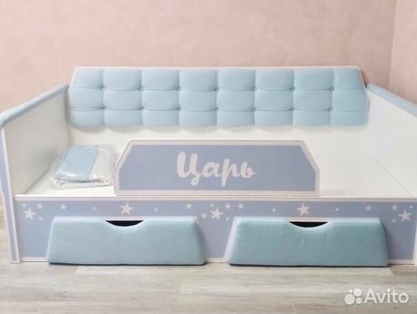 Кровать-диван в каретной стяжке