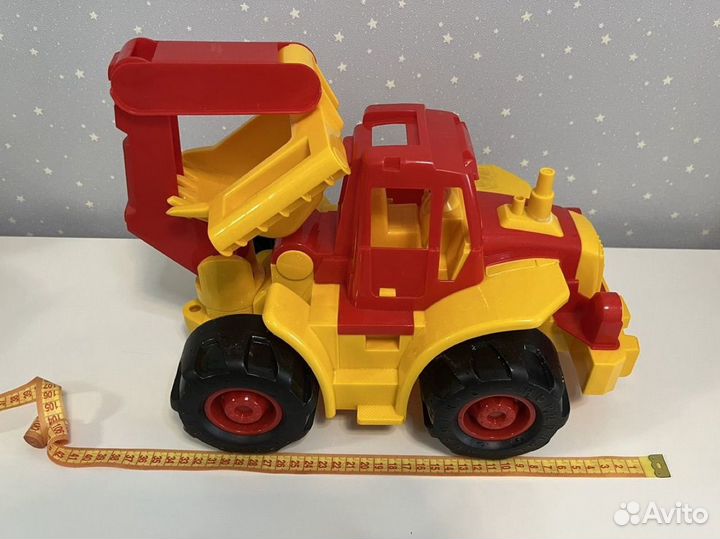 Большой трактор с ковшом