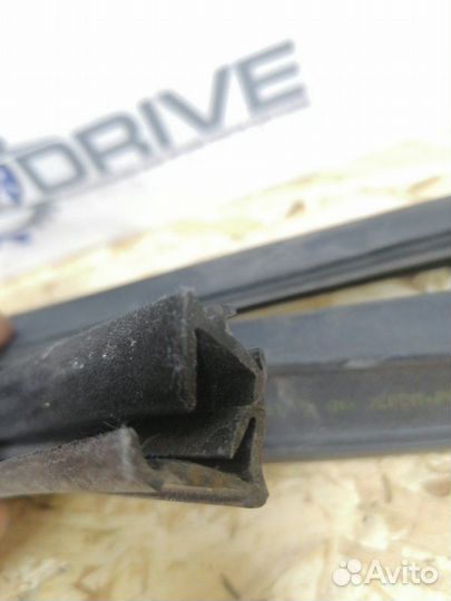 Уплотнитель стекла двери задний правый Bmw E60