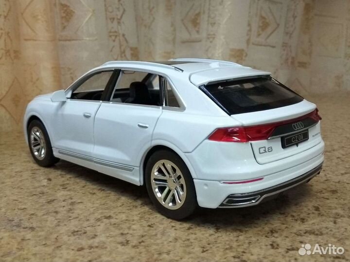 Модель автомобиля audi q8 1:24