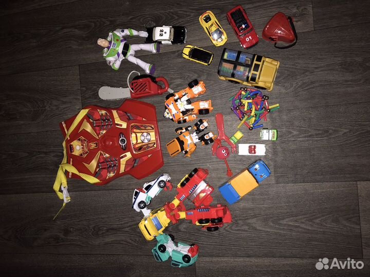 Игрушки машинки роботы пакетом