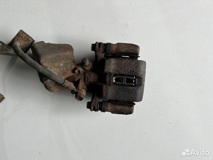 Honda accord 5 задний Суппорт правый