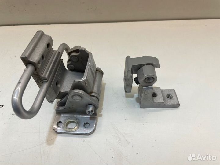 Петля двери Audi A6 C6 2.0 2008