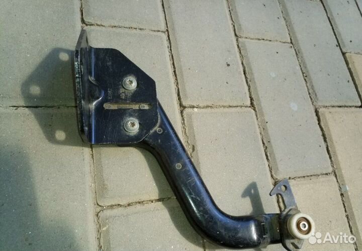 Ролик раздвижной двери правый нижний Mercedes-Benz