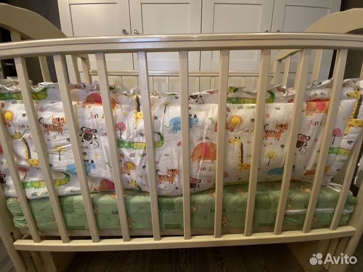 Кроватка детская с маятником