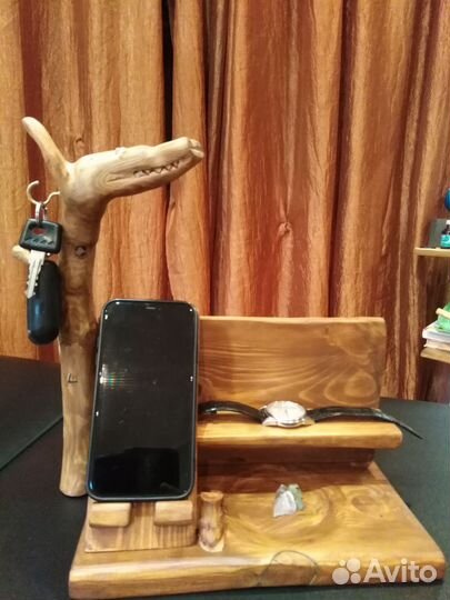 Полочка для зарядки и пользования смартфона