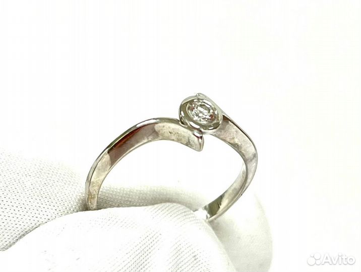Кольцо с бриллиантом 585 р-р 17,5
