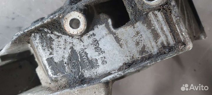 Кронштейн генератора на Volkswagen Phaeton